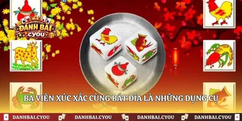 Ba viên xúc xắc cùng bát đĩa là những dụng cụ quan trọng nhất