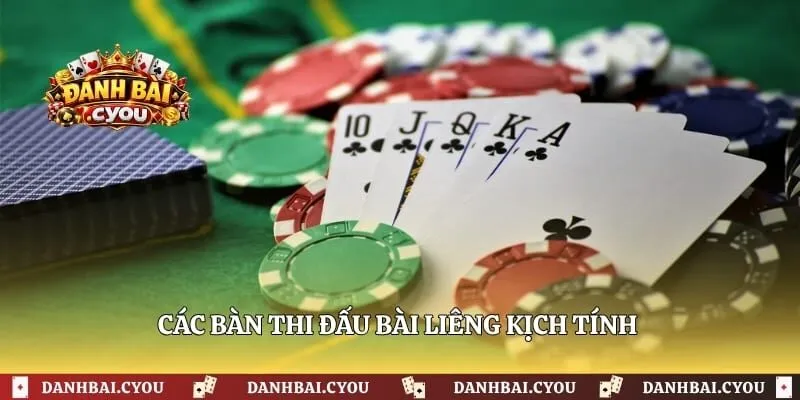 Các bàn thi đấu bài Liêng kịch tính với nhiều người tham gia thử tài